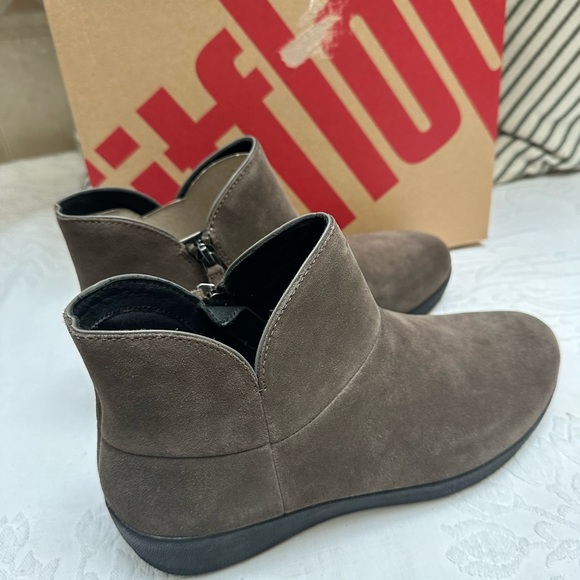 Fitflop Supermodel Suede Angle Boot in Bungee Cord, Size 9 - Picture 2 of 9